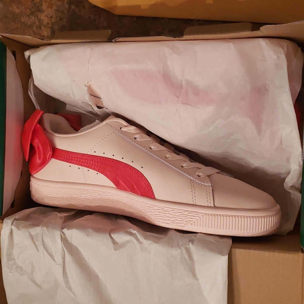 Puma junior pink tennis shoes